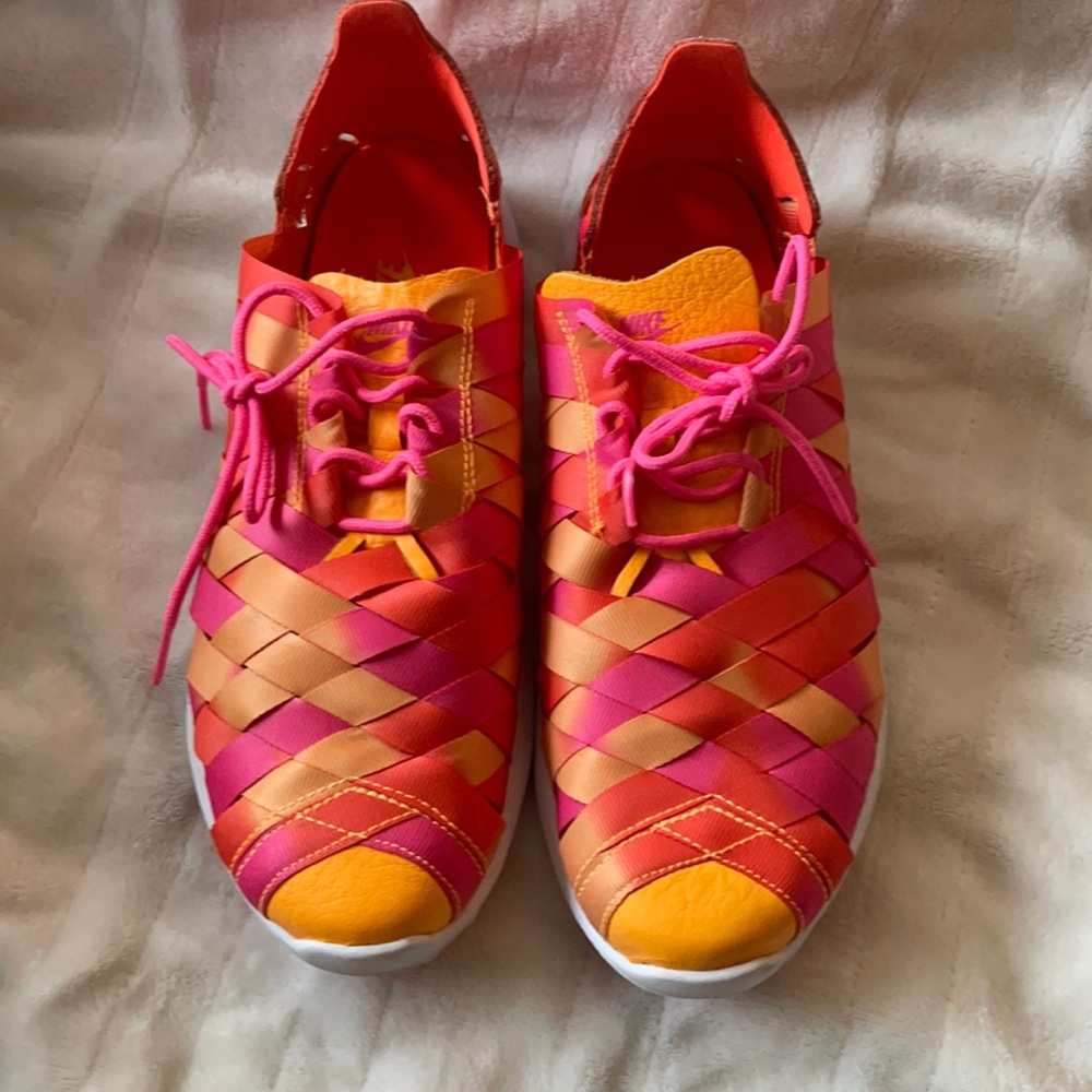 Nike women’s 10 ribbon material